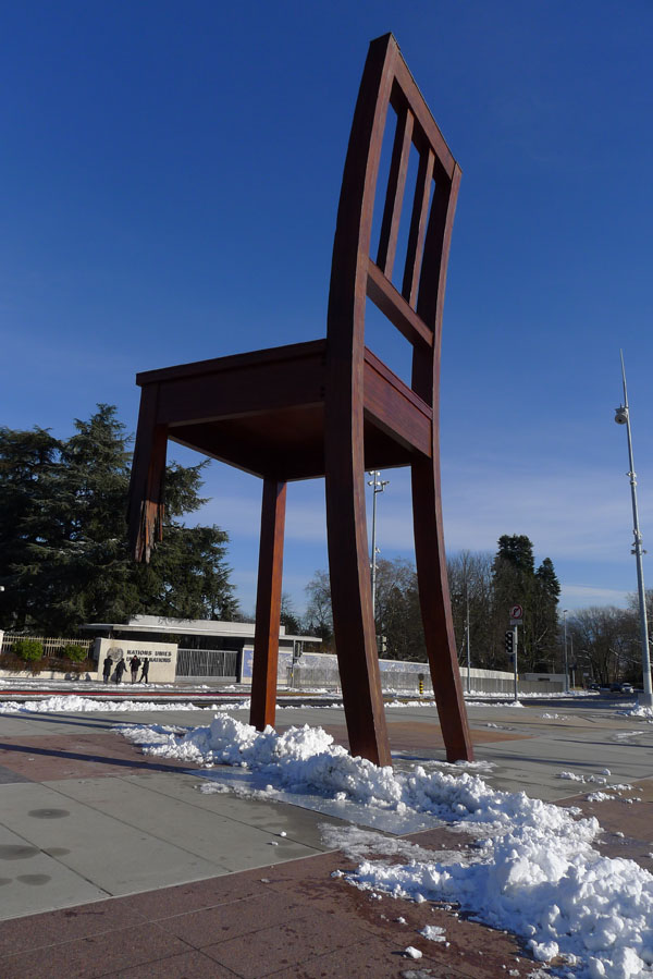 Broken Chair sculpture outside the UN that symbolizes opposition to land mines.